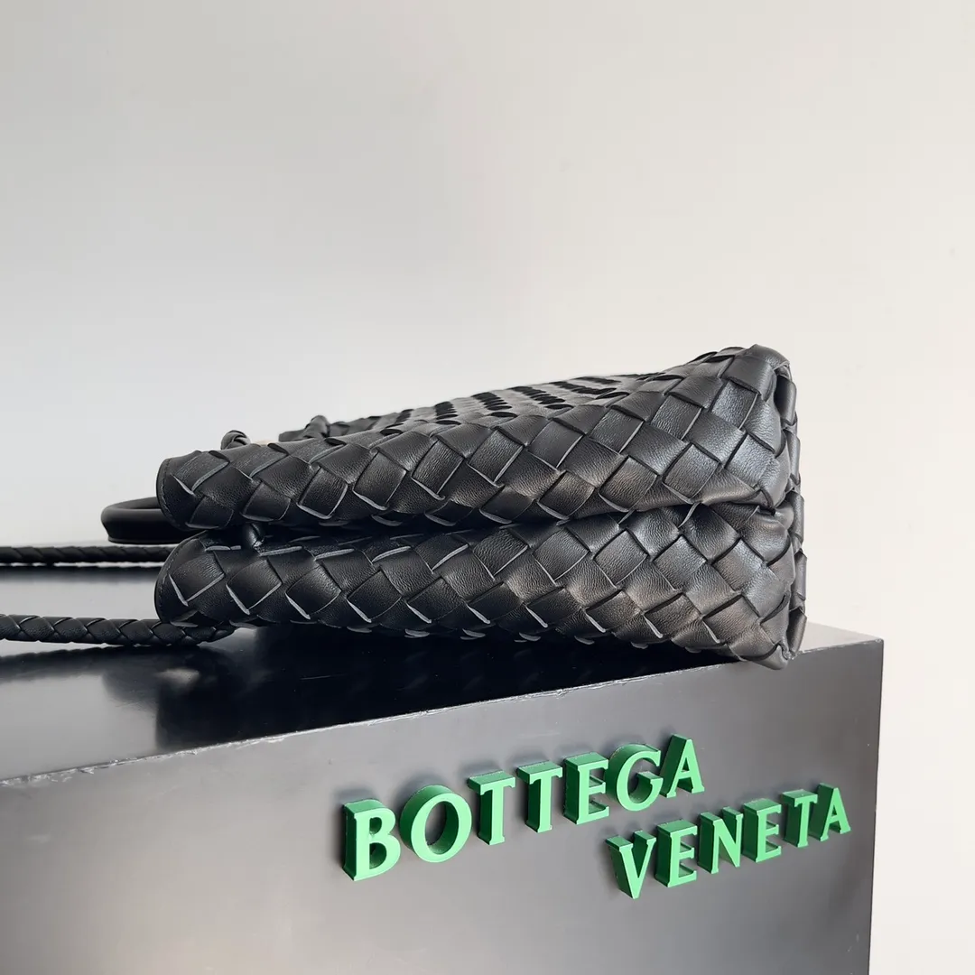 The 2023 new Andiamo batch of 2260 BV has been shipped‼ ️Really popular🔥The new Andiamo woven handbag launched by Bottega Veneta this season is really popular all over the world! ! Celebrities at home and abroad have worn it, and Oscar-winning actress Michelle Yeoh has taken it out on the street. Song Jia, Trai Yara, Yu Feihong, Sanji Ayaka, Rosie Hunting-Whiteley, Yoshioka Riho, etc. have all picked up this bag. It is classic and versatile, showing off its temperament, and the bag capacity is also large, which is very convenient for daily commuting! ! A variety of carrying methods, the shoulder straps can be adjusted by yourself, the original lambskin feels soft and delicate, and the unisex style breaks the gender boundaries and brings a more practical and long-lasting use experience. Andiamo, which has both elegant and casual styles, perfectly interprets the true appearance of "fashionable old money style". Style number: 743572 Size: 32*24*12